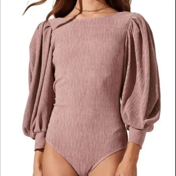 NWT ASTR The Label Scoop Back Drape Half Sleeve Bodysuit S - Picture 1 of 8